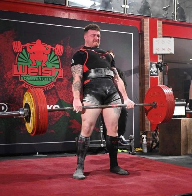 Lewis Davies succeeds in a heavy deadlift